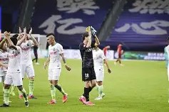 从赛后中超焦点战到窗口期里尔备战意甲，今夜绝杀压哨引欢呼(苏超球迷赛后捡垃圾)